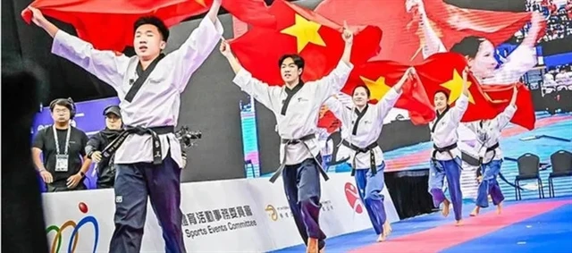 Vietnamese athletes celebrate their victory in the over-17 freestyle mixed team at the World Taekwondo Poomsae (performance) Championships 2024 on November 30 in Hong Kong. (Photo of Vietnam Sports Team)