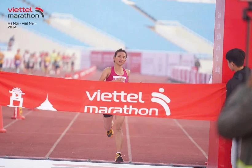 Nguyen Thi Oanh sets a new national record at the Viettel Marathon Series 2024's Vietnam leg on December 1. (Photo courtesy of the organisers)