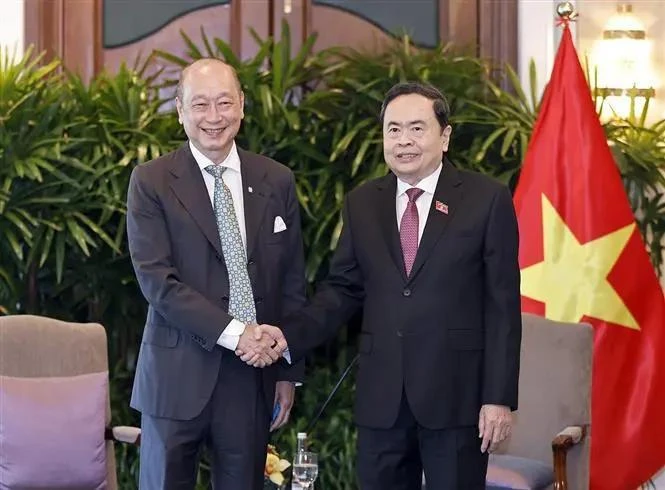 Chairman of the Vietnamese National Assembly Tran Thanh Man (R) receives Wee Ee Cheong, Deputy Chairman and Chief Executive Officer of United Overseas Bank (UOB). (Photo: VNA)