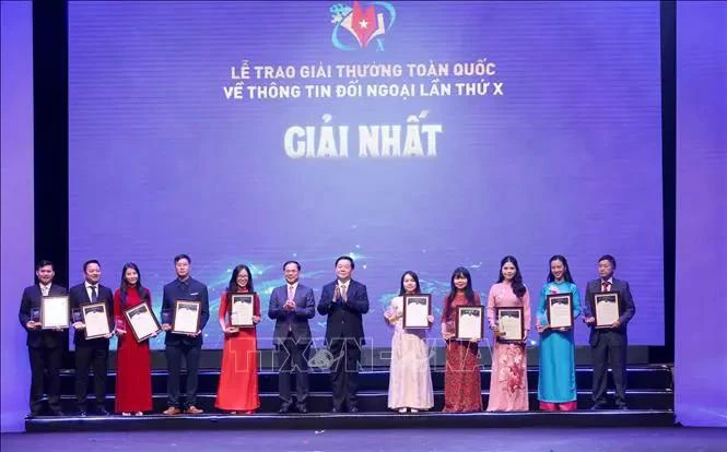 Politburo member, Secretary of the Party Central Committee and Chairman of its Commission for Information and Education Nguyen Trong Nghia (sixth from right) and Deputy Prime Minister and Minister of Foreign Affairs Bui Thanh Son (seventh from right) present awards to the first-prize winners. (Photo: VNA)