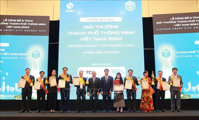 Representatives of 10 cities receiving the Smart City Award 2024. (Photo: VNA)