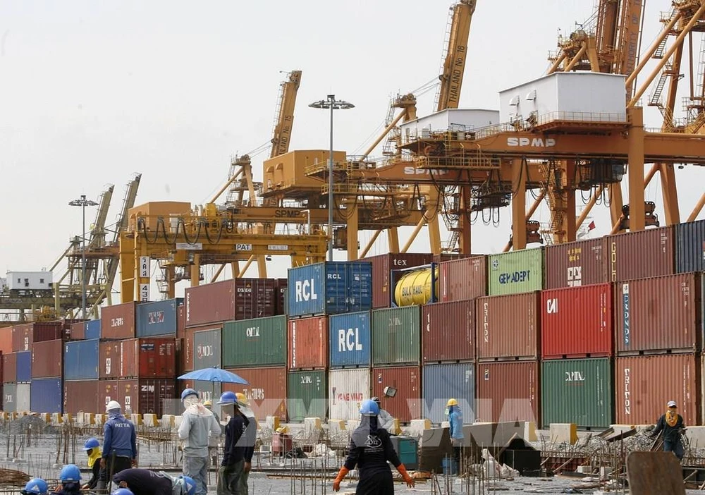 Goods are loaded at a port in Bangkok, Thailand. (Photo: AFP/VNA)