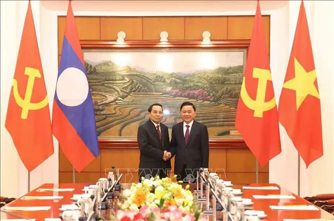 Politburo member and Permanent member of the Communist Party of Vietnam (CPV) Central Committee’s Secretariat Tran Cam Tu (R) held talks with Politburo member, Permanent member of the Lao People’s Revolutionary Party (LPRP) Central Committee’s Secretariat and State Vice President of Laos Bounthong Chitmany in Hanoi on November 4. (Photo: VNA)