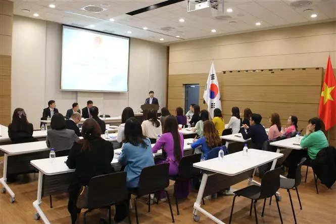 An overview of the meeting with Vietnamese consultants at support centres for foreign workers, as well as representatives of Vietnamese community groups in the RoK (Photo: VNA)