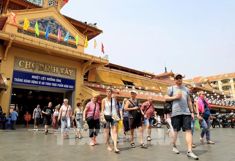 Foreign visitors to Binh Tay market in HCM City (Photo: VNA)