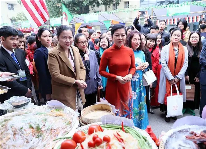 Delegates visit a booth at the event (Photo: VNA)