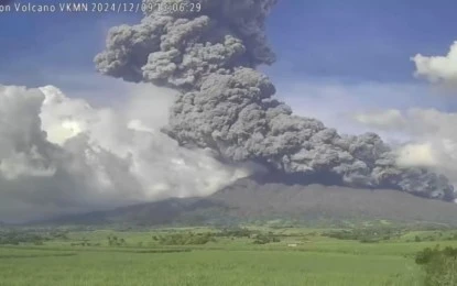 Mt. Kanlaon erupts (Photo: Phivolcs)