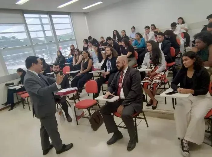 Vietnamese Ambassador to Brazil Bui Van Nghi attends a presentation of essays on Vietnam by students at the Higher Education Institute of Brasilia (IESB) of Brazil on December 12, 2024. (Photo: VNA)