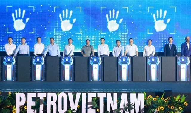 Early this month, Petrovietnam and the Petrovietnam Petroleum Technical Services Corporation (PTSC) held a series of events on oil and gas and renewable energy in Vung Tau city, with the participation of Prime Minister Pham Minh Chinh (centre). (Photo courtesy of Petrovietnam)