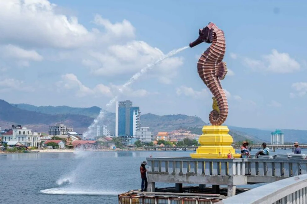 Tourists relax near Kampot province’s 8-metre-tall sea horse statue. (Photo: phnompenhpost.com)