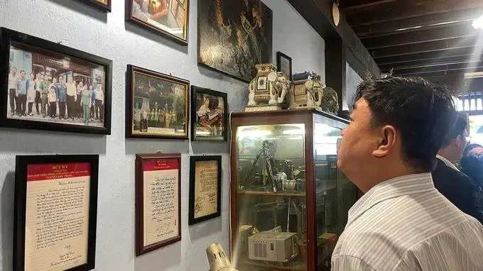 A tourist visits a destination in District 1 that is part of the inter-district tourist tour named "Biet dong Sai Gon - Nhung can ham huyen thoai" (Saigon Special Forces - Legendary Tunnels." (Photo: sggp.org.vn)