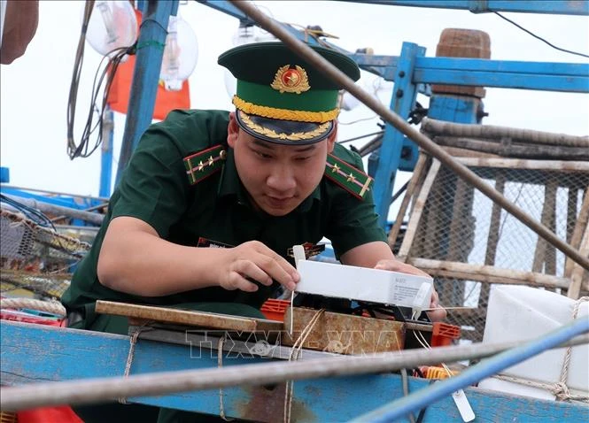 An officer checks a VMS device (Photo: VNA)