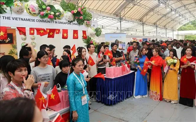 The booth of the Liaison Board of the Vietnamese Community in Singapore attracts a crowd of visitors. (Photo: VNA)