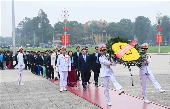 Delegates lay a wreath in tribute to President Ho Chi Minh at his mausoleum on December 17 morning. (Photo: VNA)