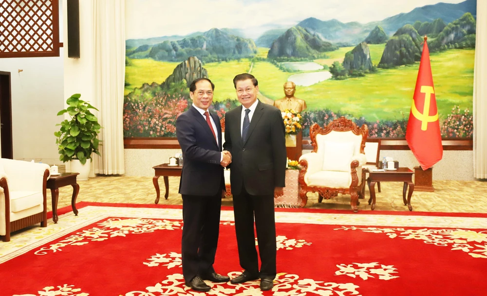 Party General Secretary and President of Laos Thongloun Sisoulith receives Deputy Prime Minister and Foreign Minister Bui Thanh Son (left) on December 17. (Photo: VNA)