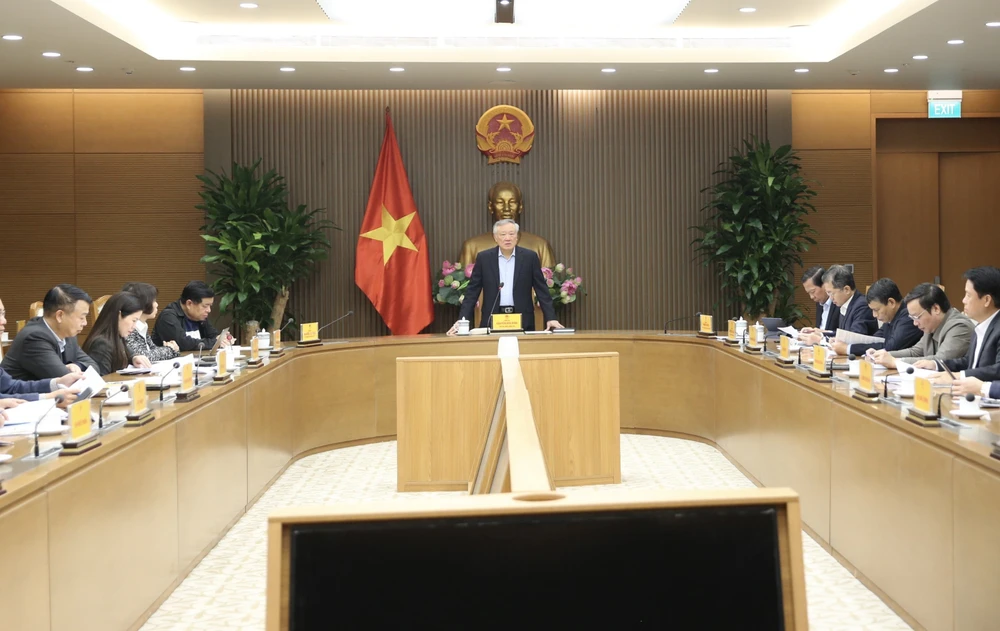 Deputy Prime Minister Nguyen Hoa Binh speaks at a meeting discussing the implementation of the Politburo's conclusion on building regional and international financial hubs (Photo: VNA)