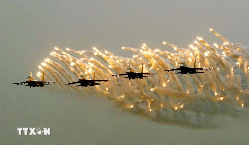 The highlight of the aerial display at the opening ceremony of the Vietnam International Defence Expo 2024 will be the performance of four Su-30MK2s fighters at low altitudes, executing impressive manoeuvres such as thrust increases, steep climbs, rolls, and looped turns (Photo: VNA)