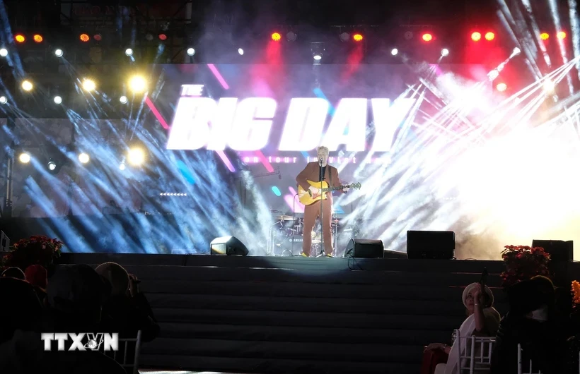 The Big Day band brings to the audience of Da Lat city a series of songs that made their name in the night of December 17. (Photo: VNA)