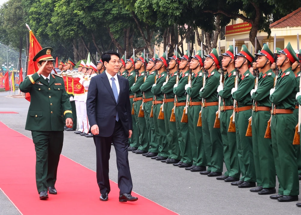 State President Luong Cuong reviews the guard of honour (Photo: VNA)