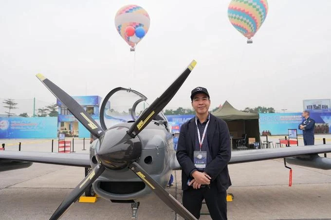 Nguyen Hoai Nam, one of the three founding members behind the idea of TP-150, takes a photo with the aircraft (Photo: sggp.org.vn) 