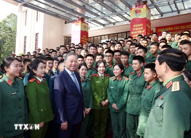 Party General Secretary To Lam and young military officers and soldiers. (Photo: VNA)