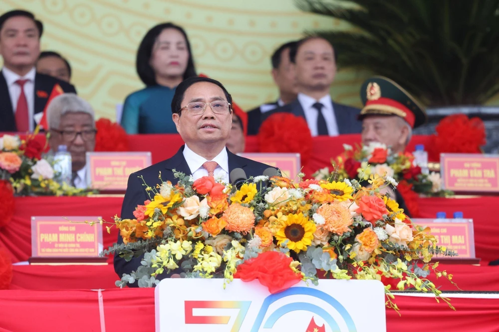 رئيس الوزراء فام مينه تشينه يلقي كلمة في حفل إحياء الذكرى السبعين لانتصار ديان بيان فو في مقاطعة ديان بيان في 7 مايو. (الصورة: VNA)