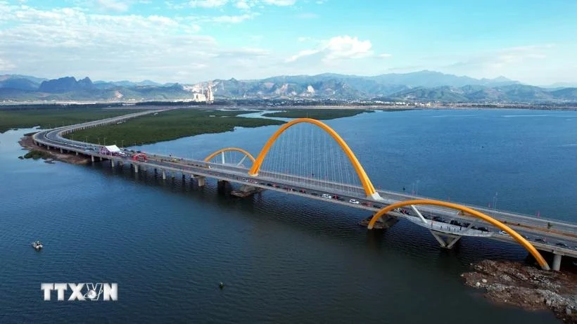 Binh Minh Bridge spanning Cua Luc Bay in Quang Ninh province (Photo: VNA)