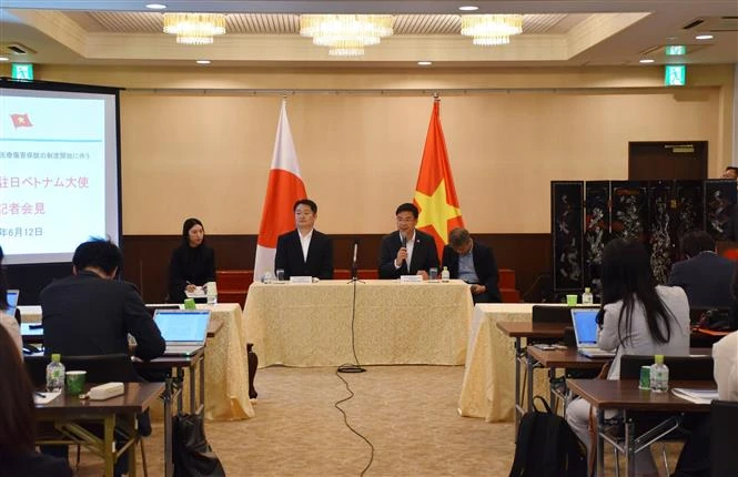 Vietnamese Ambassador to Japan Pham Quang Hieu (right) and Yamanashi Governor Nagasaki Kotaro at the press conferene. (Photo: VNA)