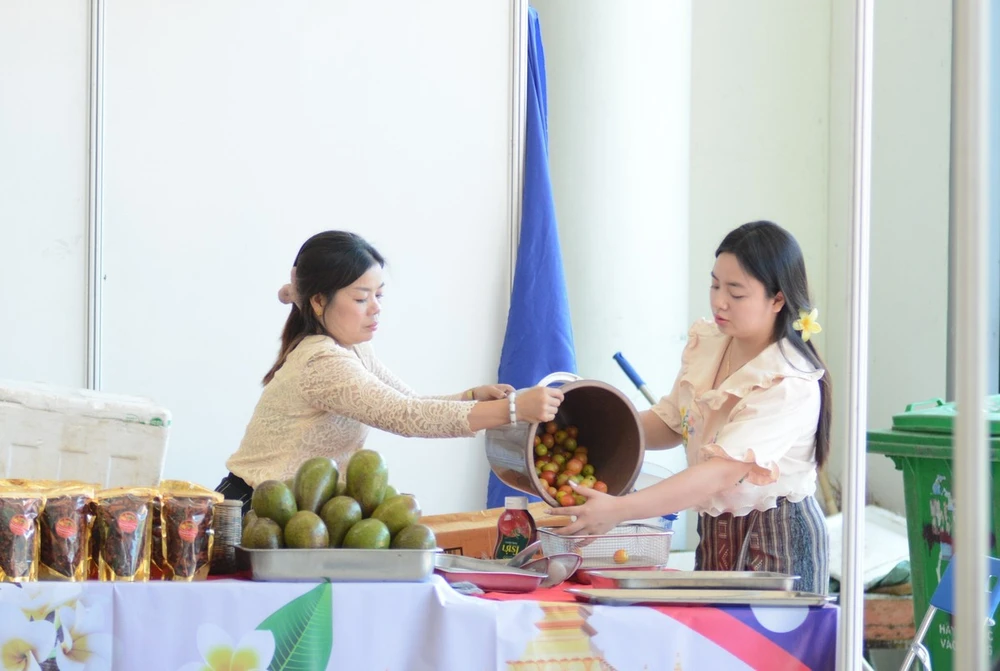 A booth showcasing products of Laos at the fair in Da Nang city. (Photo: VNA)