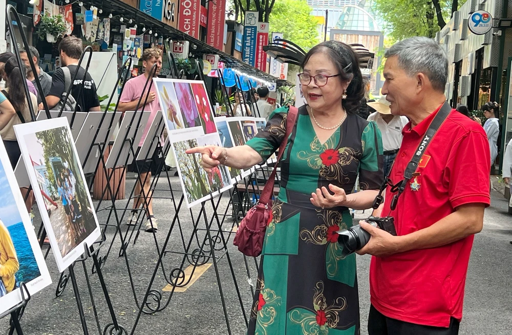 Visitors to the Truong Sa-themed photo exhibition on the Nguyen Van Binh book street in HCM City. (Photo: VNA)