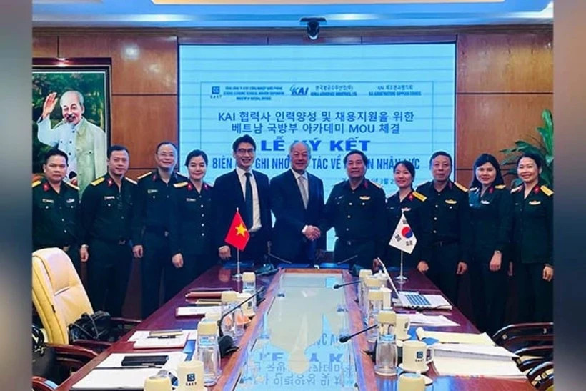 Representatives of the Korea Aerospace Industries Ltd (KAI) and GAET, a public enterprise under the Vietnamese Ministry of National Defence, sign an MoU. (Photo: Yonhap)