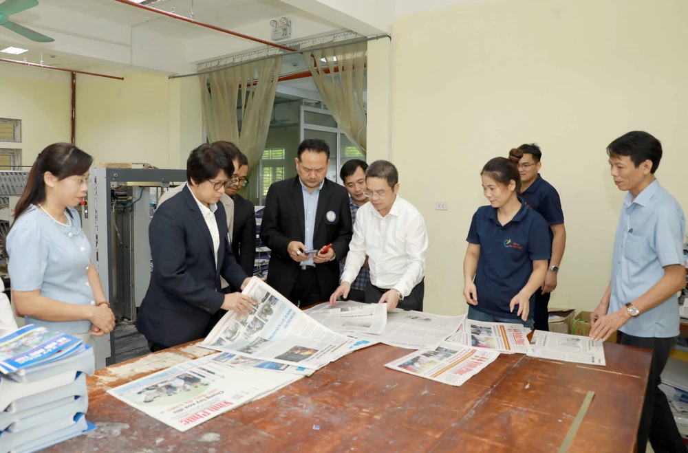 Representatives of the Thai Journalists Association visit the printing house of Vinh Phuc Newspaper on August 14. (Photo: VNA)