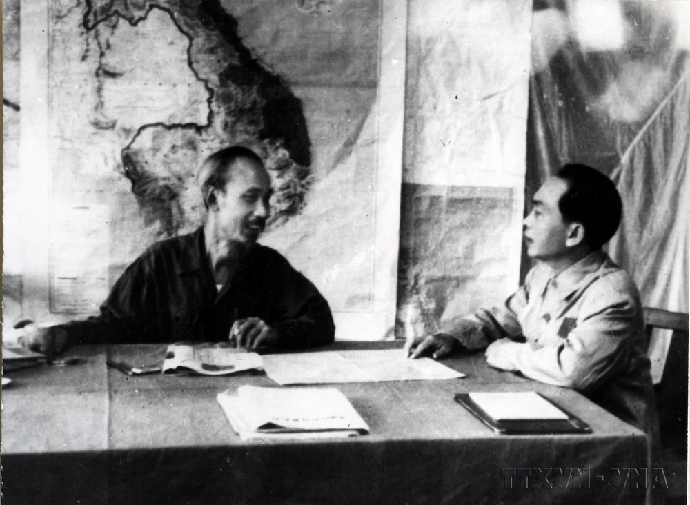 On behalf of the Party Central Committee and the Government, President Ho Chi Minh (left) directly assigns General Vo Nguyen Giap to consider the combat plan and launch the Dien Bien Phu campaign. (File photo: VNA)