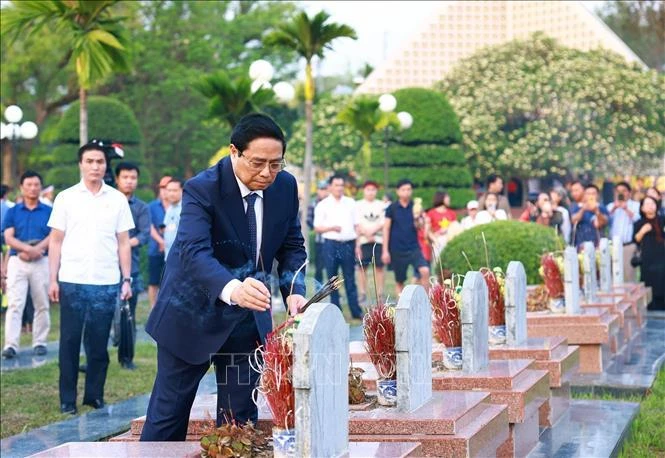 Premier de Vietnam honra en Dien Bien Phu sacrificios de mártires 