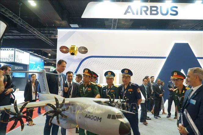 La delegación vietnamita visita el stand de Airbus en la exhibición. (Foto: VNA)