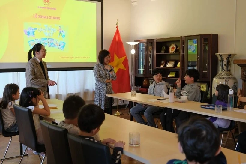 Las maestras conversan con los alumnos. (Foto: VNA)