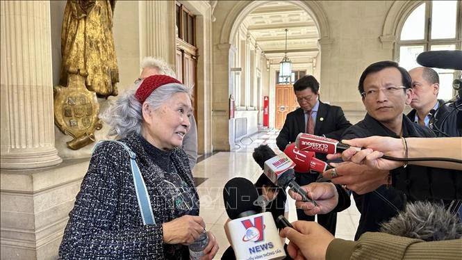 Tran To Nga intercambia con la prensa tras el juicio. (Foto: VNA)