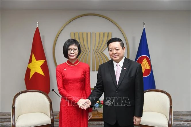 La embajadora Ton Thi Ngoc Huong, jefa de la misión permanente de Vietnam ante la ASEAN, y el secretario general de la agrupación, Kao Kim Hourn. (Foto: VNA)