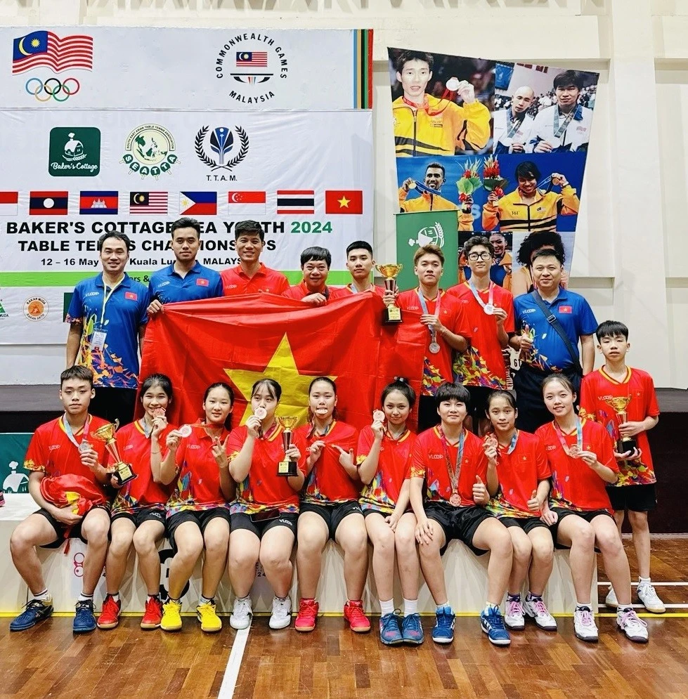 Los jugadores vietnamitas posan con sus medallas en el Campeonato Juvenil de Tenis de Mesa del Sudeste Asiático, celebrado en Malasia. (Foto: thethaoplus.vn)