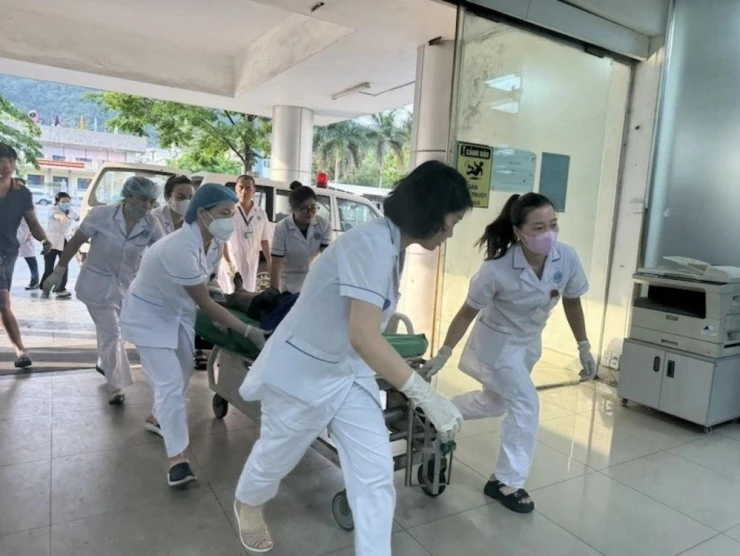 Las víctimas son llevadas al Hospital General de Cam Pha. (Foto: VNA)