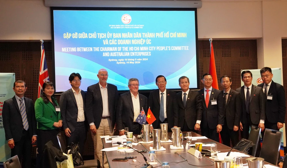 El presidente del Comité Popular de Ciudad Ho Chi Minh, Phan Van Mai, se reúne con los inversores australianos. (Foto: VNA)