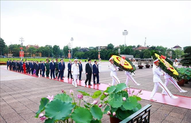 La delegación de dirigentes y exlíderes del Partido y el Estado en el Mausoleo del Presidente Ho Chi Minh. (Foto: VNA)