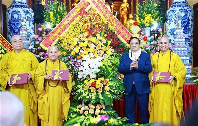 El primer ministro de Vietnam, Pham Minh Chinh, felicita a los dignatarios, monjes y seguidores del budismo por el Día de Vesak. (Foto: VNA)