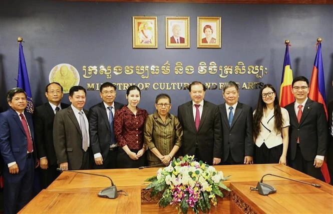 La delegación del Ministerio de Cultura, Deportes y Turismo de Vietnam, encabezada por su subtitlar Ta Quang Dong, se reúne con el ministro de Cultura y Bellas Artes de Camboya, Phoeurng Sackona. (Foto: VNA)