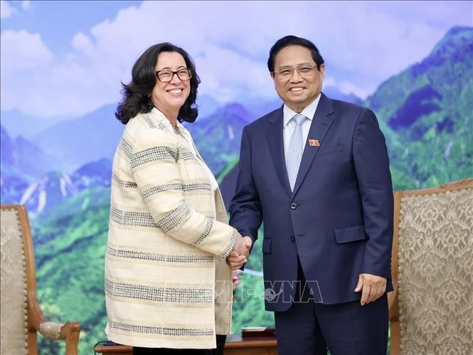 El primer ministro de Vietnam, Pham Minh Chinh, recibe a Manuela V. Ferro, vicepresidenta del BM. (Foto: VNA)