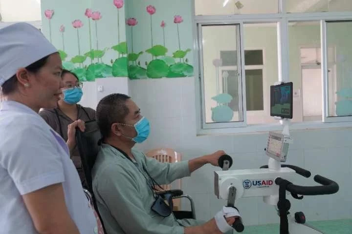 USAID patrocina equipos en el Hospital de Medicina Tradicional y Rehabilitación de la provincia de Binh Dinh. (Foto: VietnamPlus)