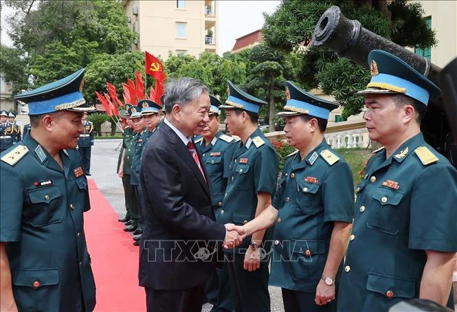 El presidente de Vietnam, To Lam, saluda a los oficiales de la Fuerza de Defensa Aérea-Antiaérea. (Foto: VNA)