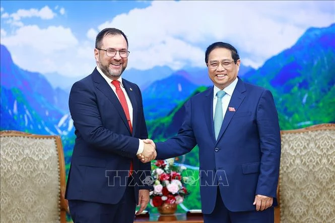 El primer ministro de Vietnam, Pham Minh Chinh (derecha), recibe al ministro del Poder Popular para Relaciones Exteriores de Venezuela, Yván Gil Pinto. (Foto: VNA)
