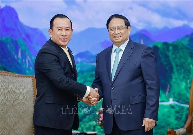 El primer ministro de Vietnam, Pham Minh Chinh (derecha), recibe al ministro de Inspección de Camboya, Huot Hak. (Foto: VNA)