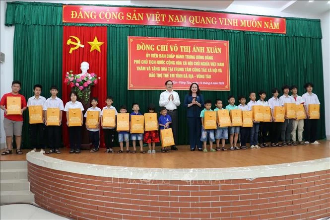 La vicepresidenta Vo Thi Anh Xuan entrega obsequios a los niños en el centro de trabajo social y protección infantil en Ba Ria-Vung Tau. (Foto: VNA)